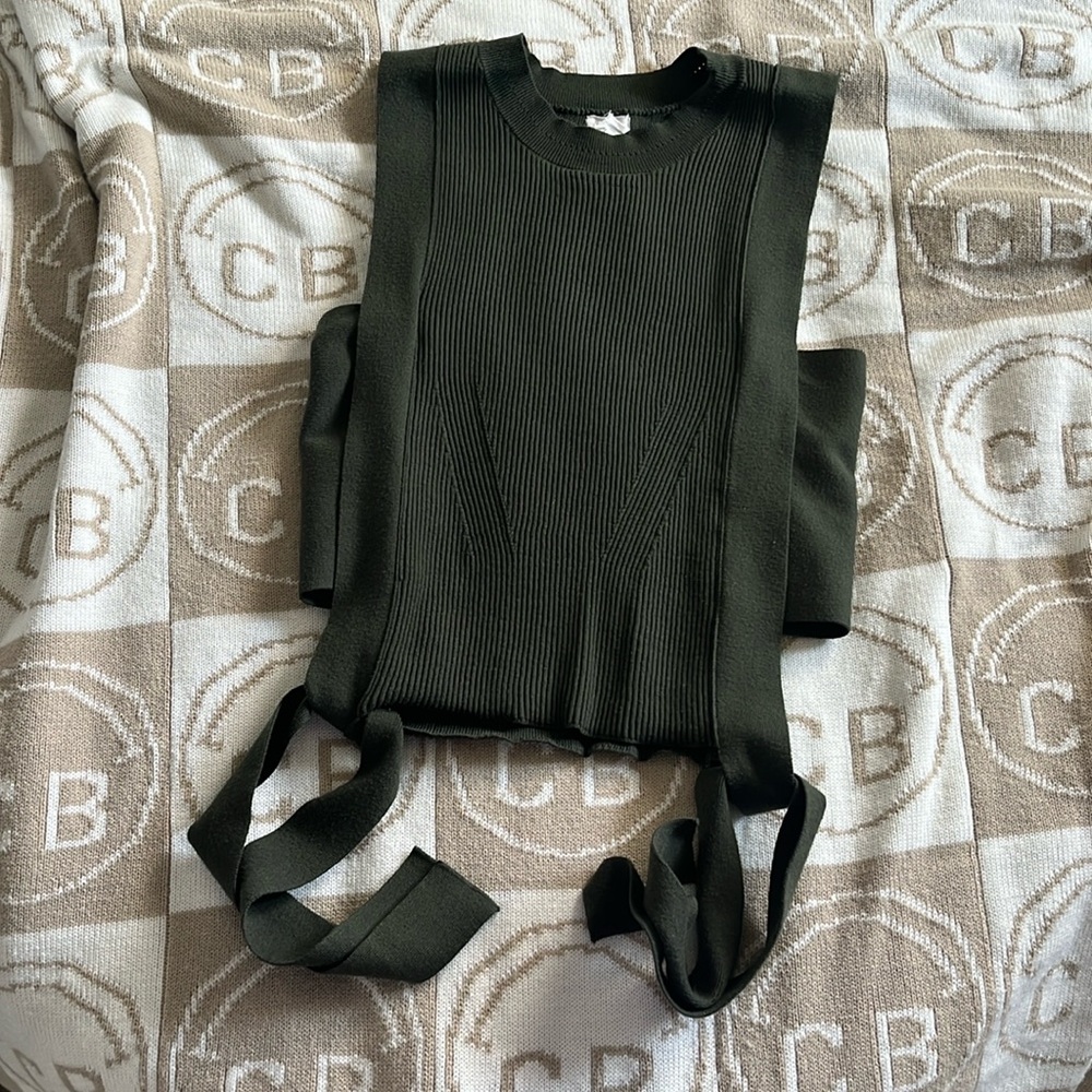 Forest green top with side cut out detailing and ties. Ribbed details. Size M.